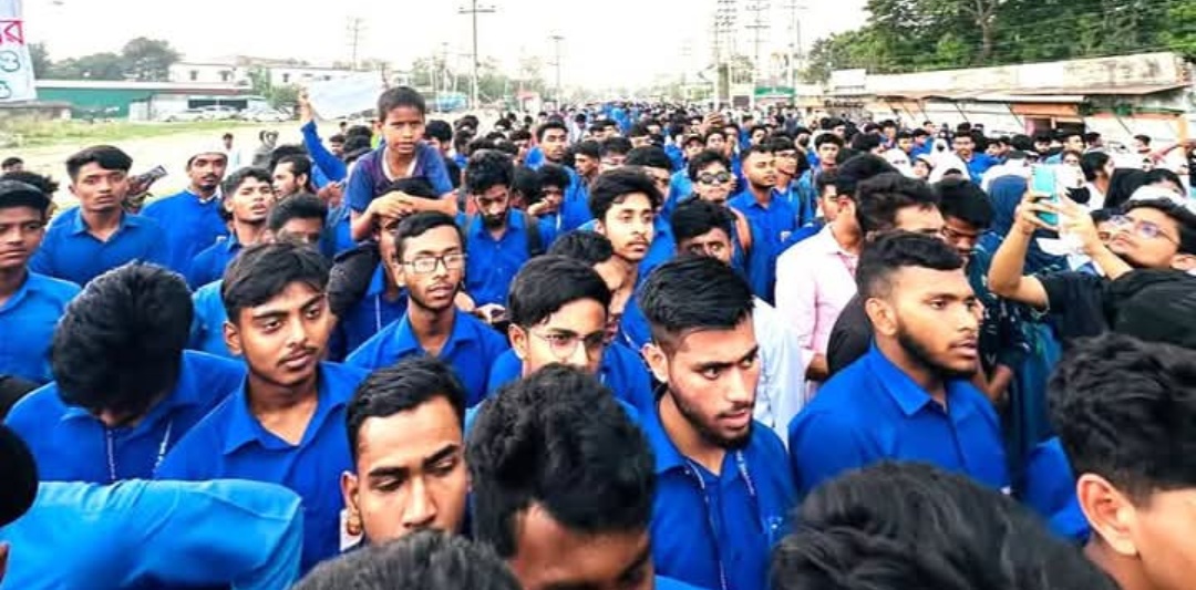 নরসিংদীতে ৬ দফা দাবিতে পলিটেকনিক শিক্ষার্থীদের ঢাকা-সিলেট মহাসড়ক অবরোধ